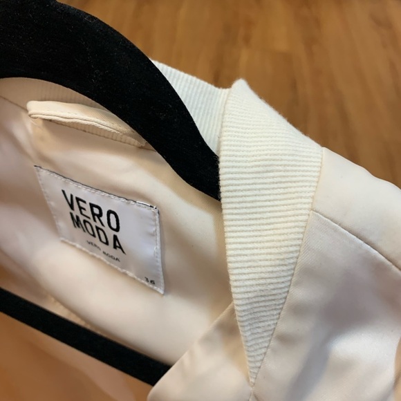 Vero Moda Cream Longsleeve Open Front Blazer - Picture 7 of 15